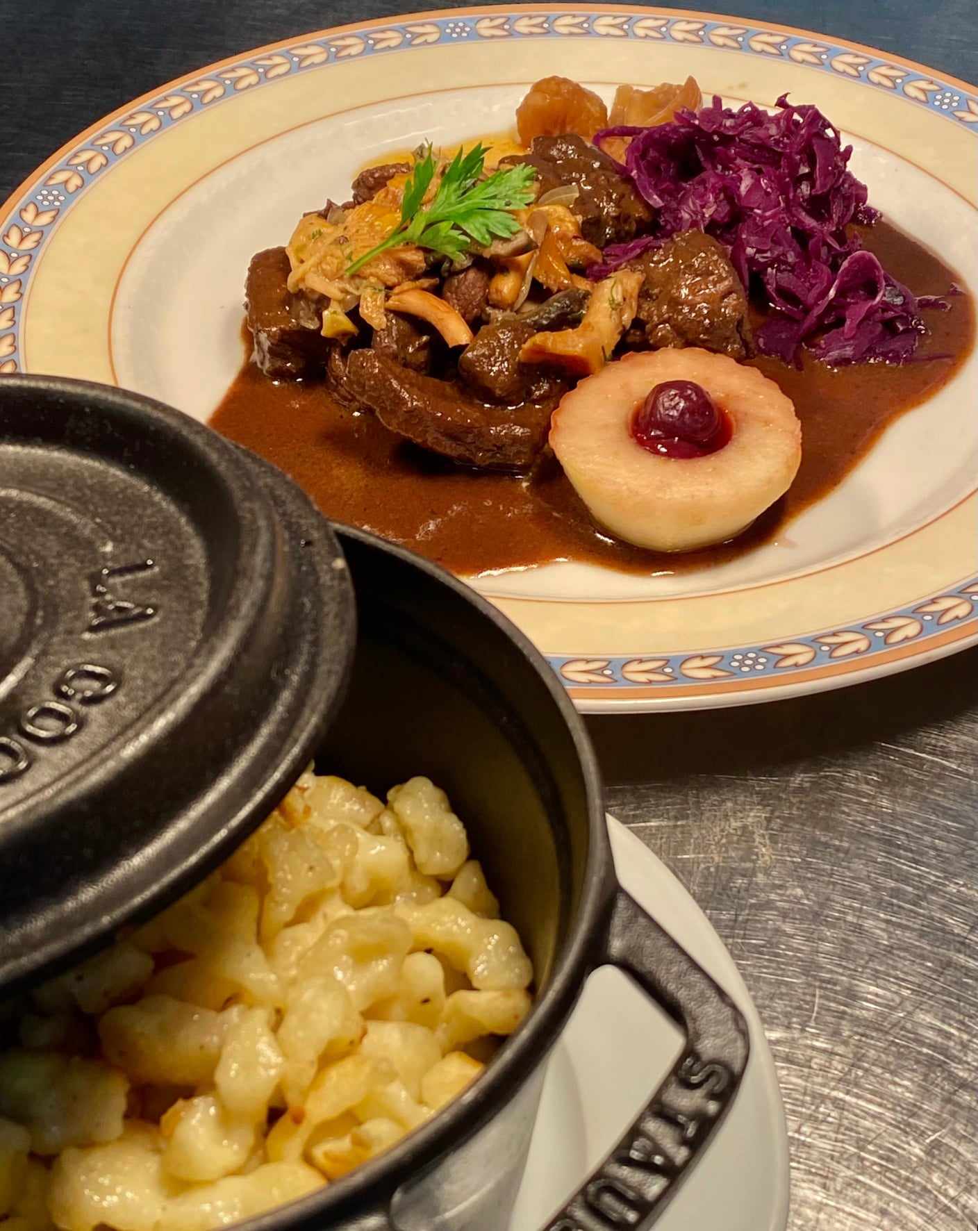 Du 29 au 31 octobre 2025: Paleron de bœuf braisé au Pinot Noir, spatzlés maison